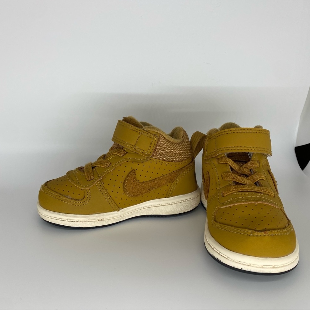 5C - Nike Court Borough mid - top sneaker 870026-701